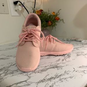 Pink etnies